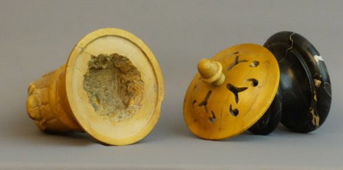 18th century - Pair of rare potpourris in rhytons circa 1760