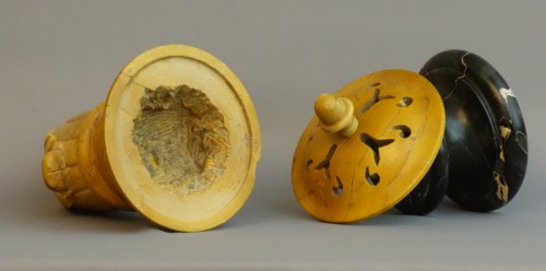 XVIIIe siècle - Paire de pots pourris en rhytons vers 1760