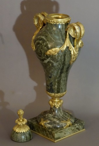 Paire  de vases couverts fin XIXe - Objet de décoration Style Napoléon III