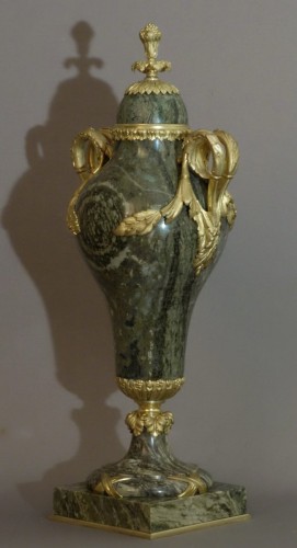 Objet de décoration Cassolettes, coupe et vase - Paire  de vases couverts fin XIXe