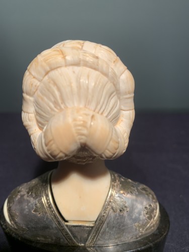 XIXe siècle - Petit buste de femme en chryséléphantine
