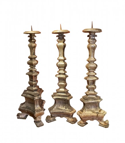 Suite de trois pique-cierges en bois sculpté et argenté. Italie fin XVIIe siècle