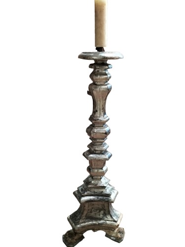 Suite de trois pique-cierges en bois sculpté et argenté. Italie fin XVIIe siècle - Guillemette Vernay Chantrel