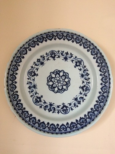 Large ceremonial dish in Rouen earthenware, late 17th century - Porcelain & Faience Style Louis XIV