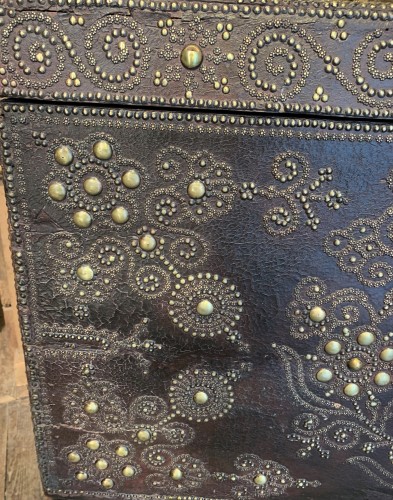 Louis XIV - Large leather travel trunk with studded decoration late 17th c