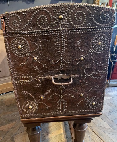 Antiquités - Large leather travel trunk with studded decoration late 17th c