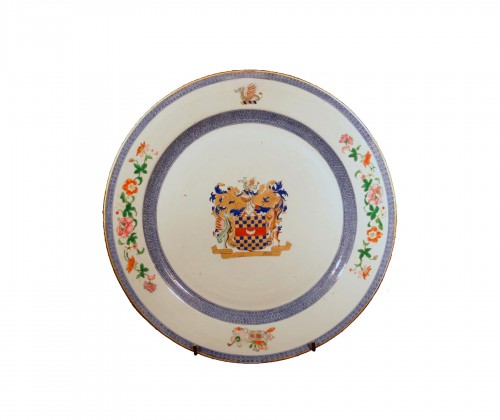 Large dish in Compagnie des Indes porcelain with 18th-century coat-of-arms decoration