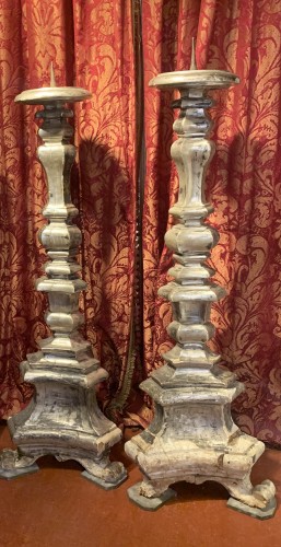 Art sacré, objets religieux  - Deux grands pique-cierges en bois sculpté et argenté. Italie fin XVIIe siècle