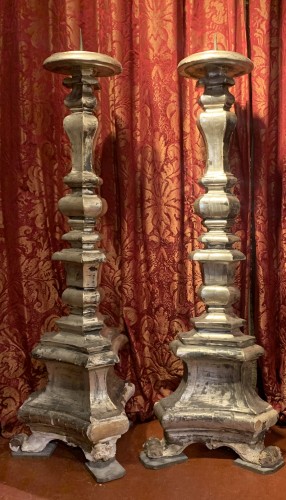 Deux grands pique-cierges en bois sculpté et argenté. Italie fin XVIIe siècle - Guillemette Vernay Chantrel