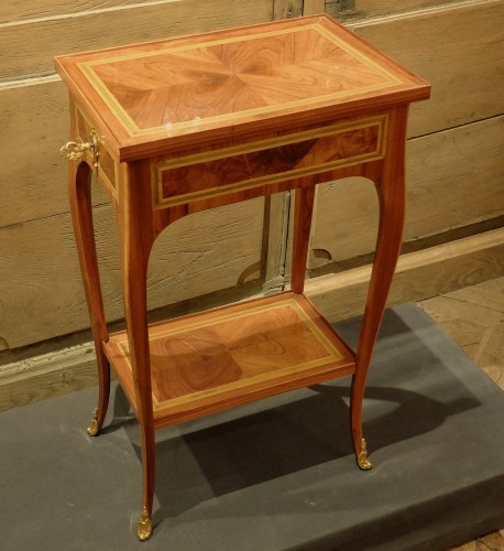 Petite table à écrire de salon, estampillée J.B VASSOU - Mobilier Style 