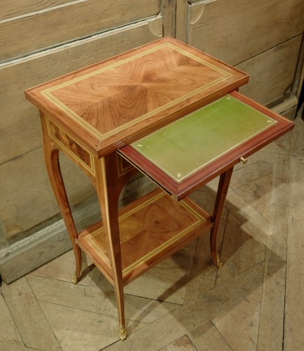 XVIIIe siècle - Petite table à écrire de salon, estampillée J.B VASSOU