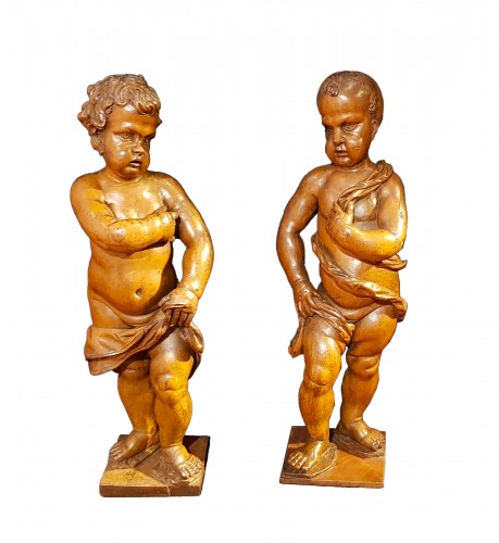 Two pendant putti in carved wood, 17th century Germany