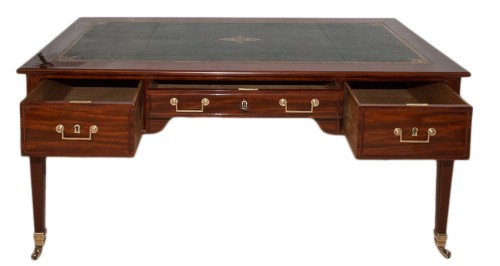 XVIIIe siècle - Bureau Plat en acajou époque Louis XVI