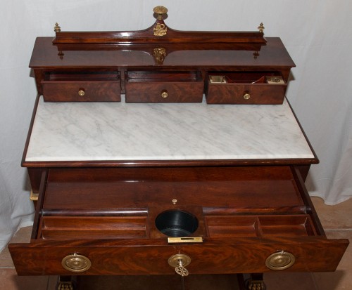 Antiquités - Table de toilette en acajou époque Restauration 1820-1830