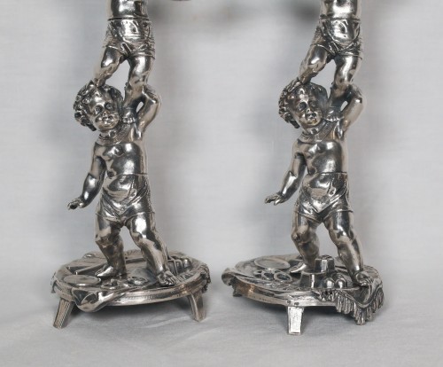 Paire de bougeoirs en bronze argenté signés Alphonse Giroux Paris - Luminaires Style 