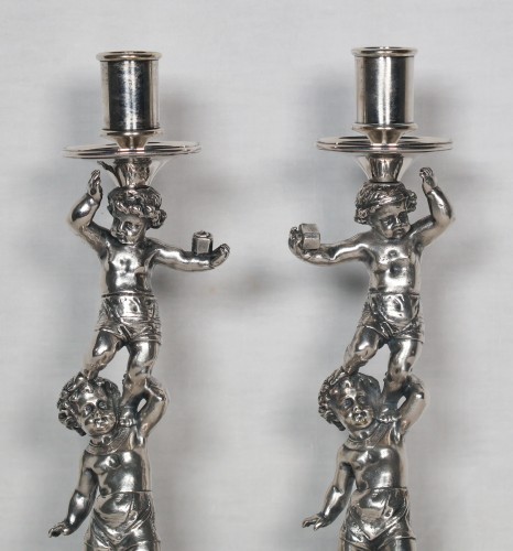 Luminaires Bougeoirs et Chandeliers - Paire de bougeoirs en bronze argenté signés Alphonse Giroux Paris