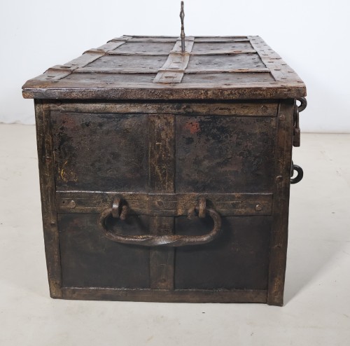 Louis XIII - Coffre en fer forgé de Nuremberg époque XVIIe siècle