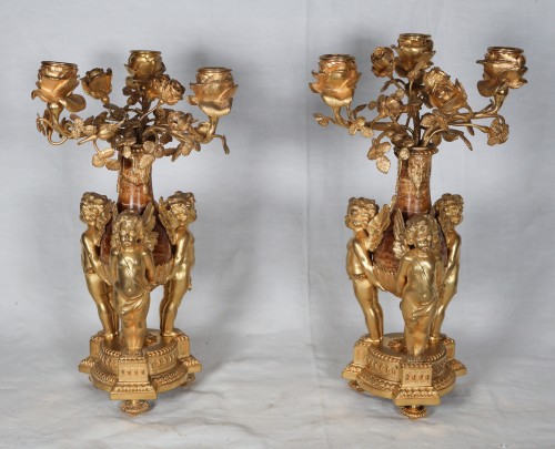 Paire de candélabres aux putti fin XIXe siècle en bronze doré et marbre - Luminaires Style Napoléon III