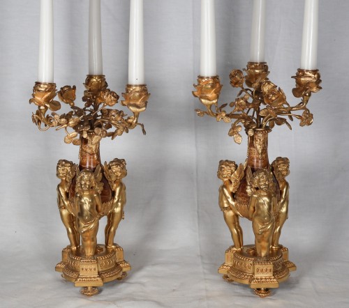 Luminaires Bougeoirs et Chandeliers - Paire de candélabres aux putti fin XIXe siècle en bronze doré et marbre