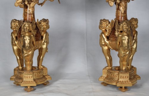 XIXe siècle - Paire de candélabres aux putti fin XIXe siècle en bronze doré et marbre
