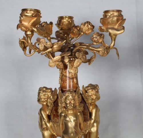 Antiquités - Paire de candélabres aux putti fin XIXe siècle en bronze doré et marbre