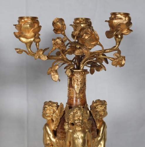 Antiquités - Paire de candélabres aux putti fin XIXe siècle en bronze doré et marbre
