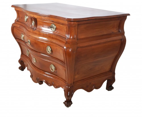 XVIIIe siècle - Commode tombeau Bordelaise en merisier massif du XVIIIe siècle