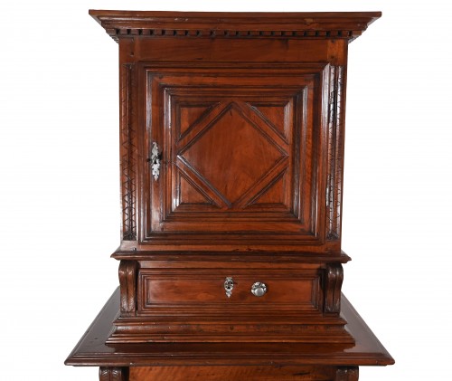 Walnut cabinet, Louis XIII period - Furniture Style Louis XIII
