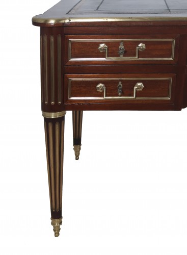 XIXe siècle - Grand bureau plat à tirettes début XIXe Siècle