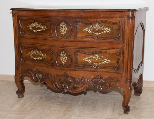 Mobilier Commode - Commode Nîmoise en noyer dite sauteuse époque XVIIIe