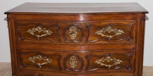 Commode Nîmoise en noyer dite sauteuse époque XVIIIe - 