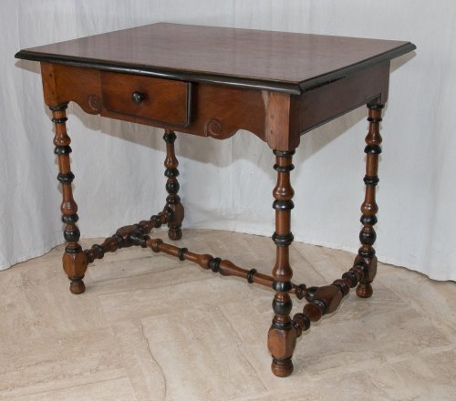 Table d'appoint en noyer époque Louis XIII - Mobilier Style Louis XIII