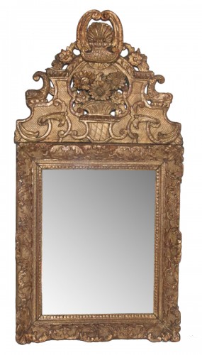 Miroir en bois sculpté et doré Époque Régence
