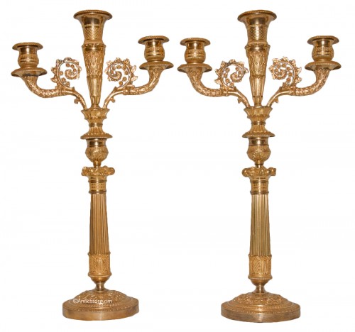 Paire de chandeliers  à trois branches en bronze ciselé et doré