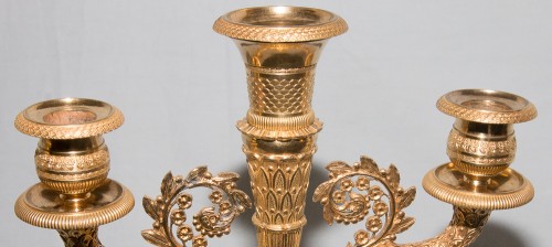 XIXe siècle - Paire de chandeliers  à trois branches en bronze ciselé et doré