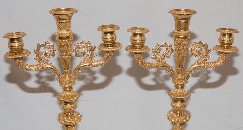 Paire de chandeliers  à trois branches en bronze ciselé et doré - 