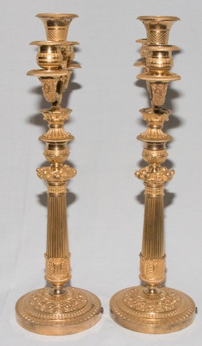  - Paire de chandeliers  à trois branches en bronze ciselé et doré