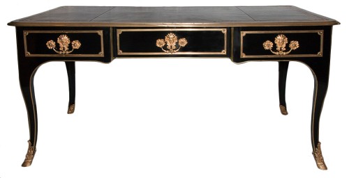 Bureau plat laqué noir d’époque Régence - Régence