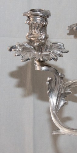 Luminaires Bougeoirs et Chandeliers - Paire de chandeliers en bronze argentés signé MORLOT