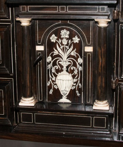 XVIIe siècle - Cabinet ébène et ivoire Italie XVIIe siècle