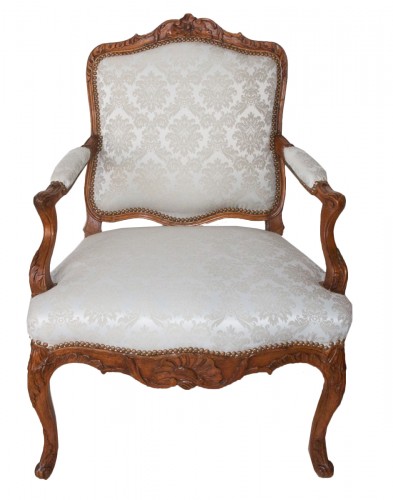 Fauteuil à la Reine en noyer époque Régence vers 1730