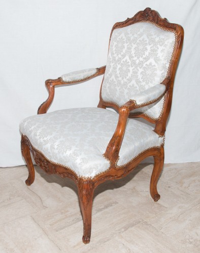 Armchair with flat back in walnut circa 1730 - Seating Style French Regence