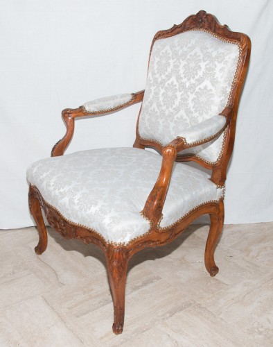 Fauteuil à la Reine en noyer époque Régence vers 1730 - Sièges Style Régence