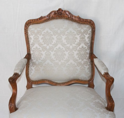 Seating  - Armchair with flat back in walnut circa 1730