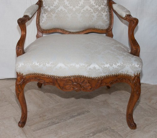 18th century - Armchair with flat back in walnut circa 1730
