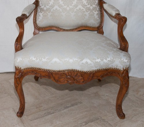 XVIIIe siècle - Fauteuil à la Reine en noyer époque Régence vers 1730