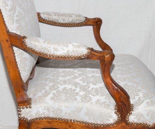 French Regence - Armchair with flat back in walnut circa 1730