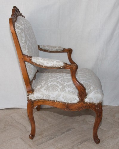 Antiquités - Armchair with flat back in walnut circa 1730