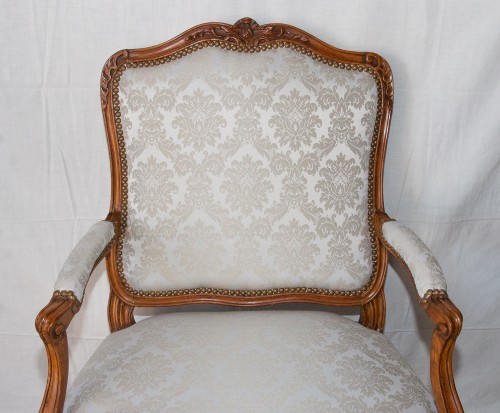 XVIIIe siècle - Fauteuil à dossier plat époque Louis XV