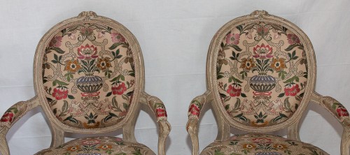 XVIIIe siècle - Paire de fauteuils en bois laqué époque Transition